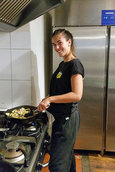 Alexandra beim Kochen